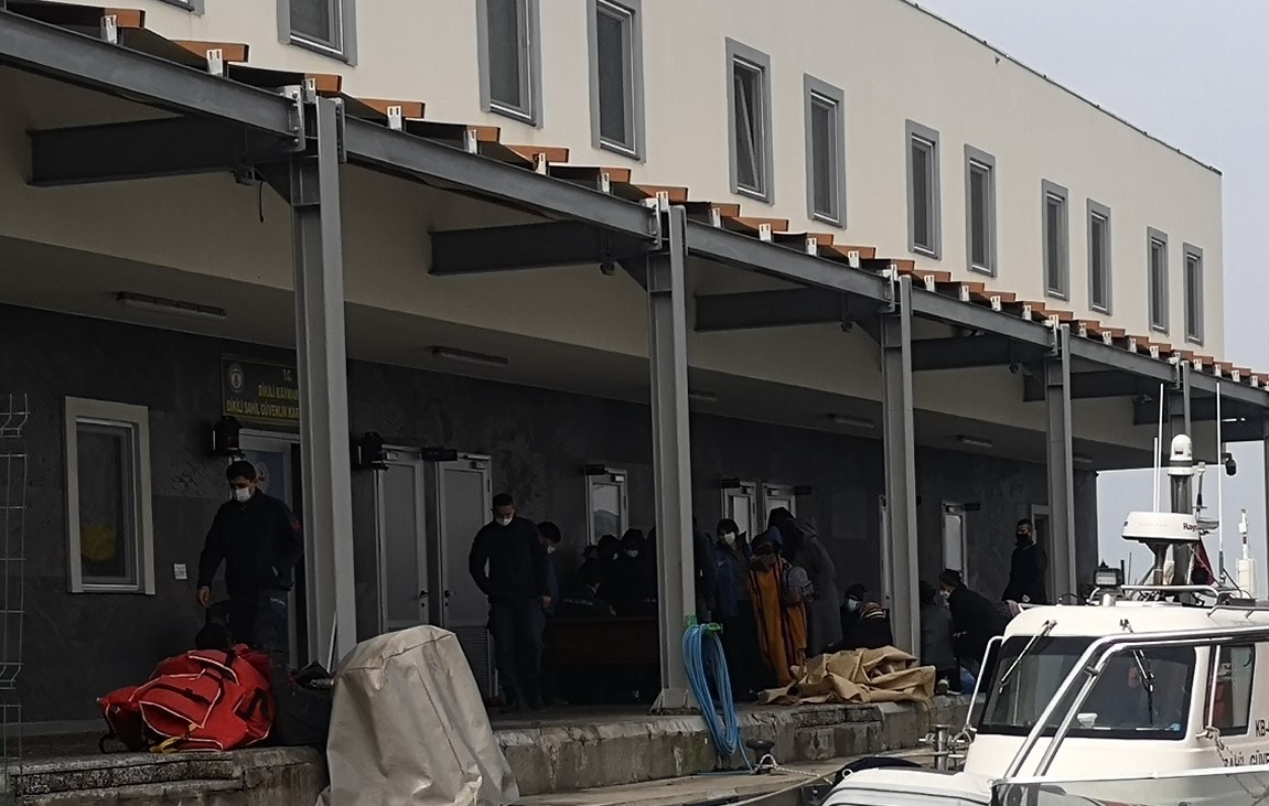 Dikili’de 63 göçmen ölüm yolculuğuna çıkmadan yakalandı