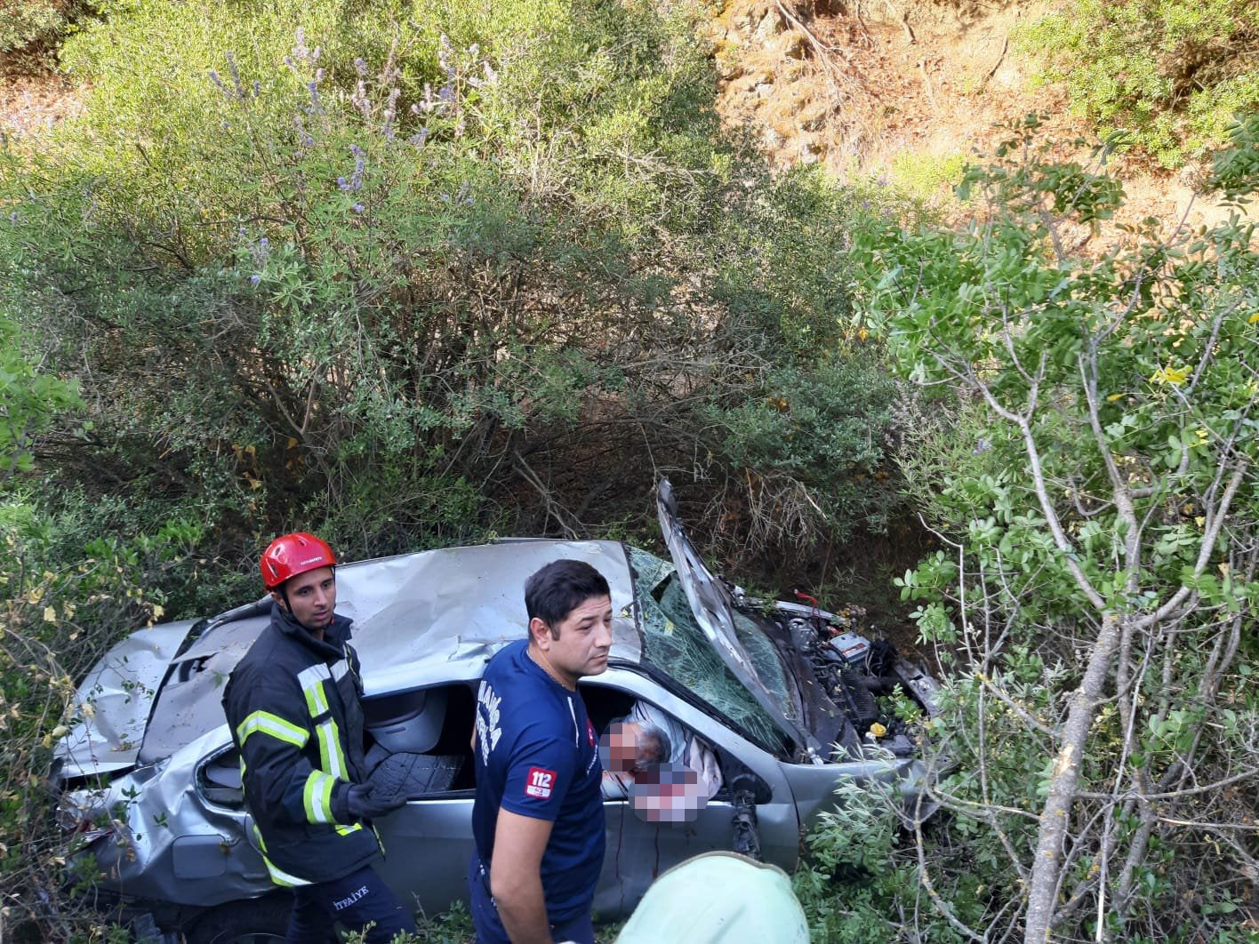 Direksiyon hakimiyetini kaybeden sürücü uçuruma yuvarlandı