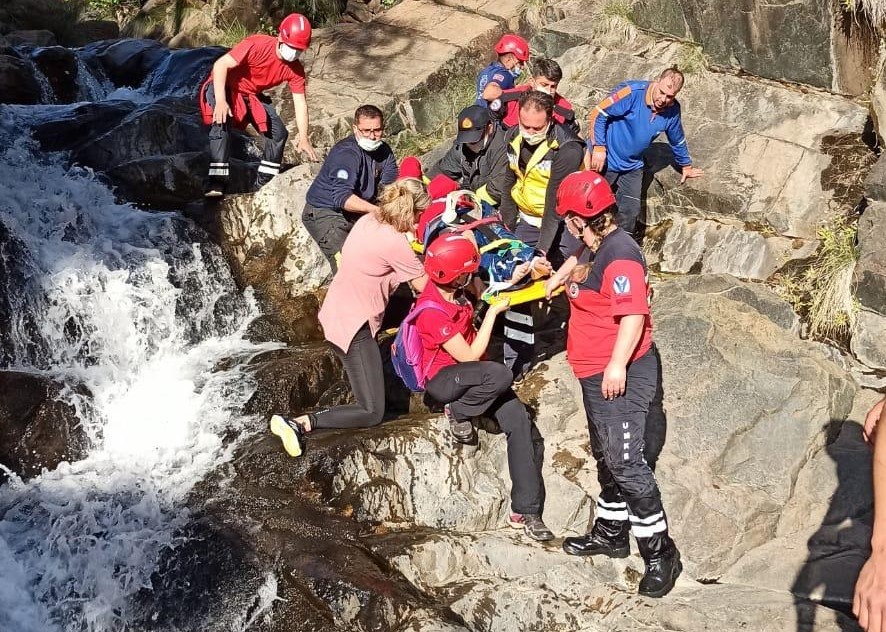 Doğa gezisinde kayalıklardan düştü