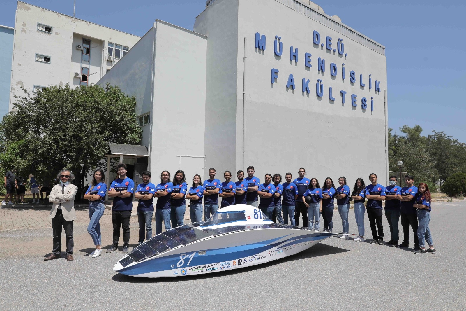 Dokuz Eylül Üniversitesi yeni güneş enerjili aracını tanıttı