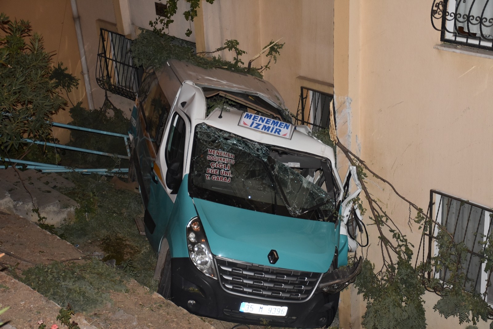 Düğüne giden minibüs apartman bahçesine düştü: 20 yaralı