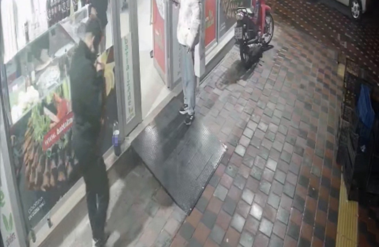 Dükkanın önündeki sigara paketini çaldı