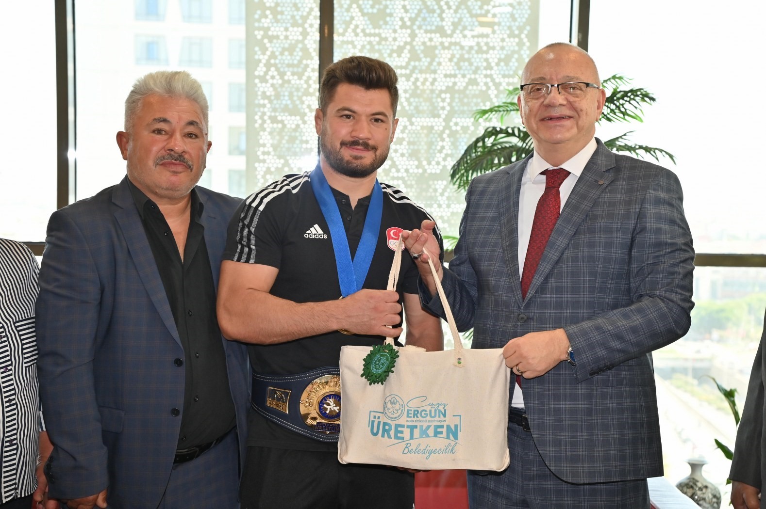 Dünya şampiyonu Ali Cengiz’den, Başkan Ergün’e ziyaret