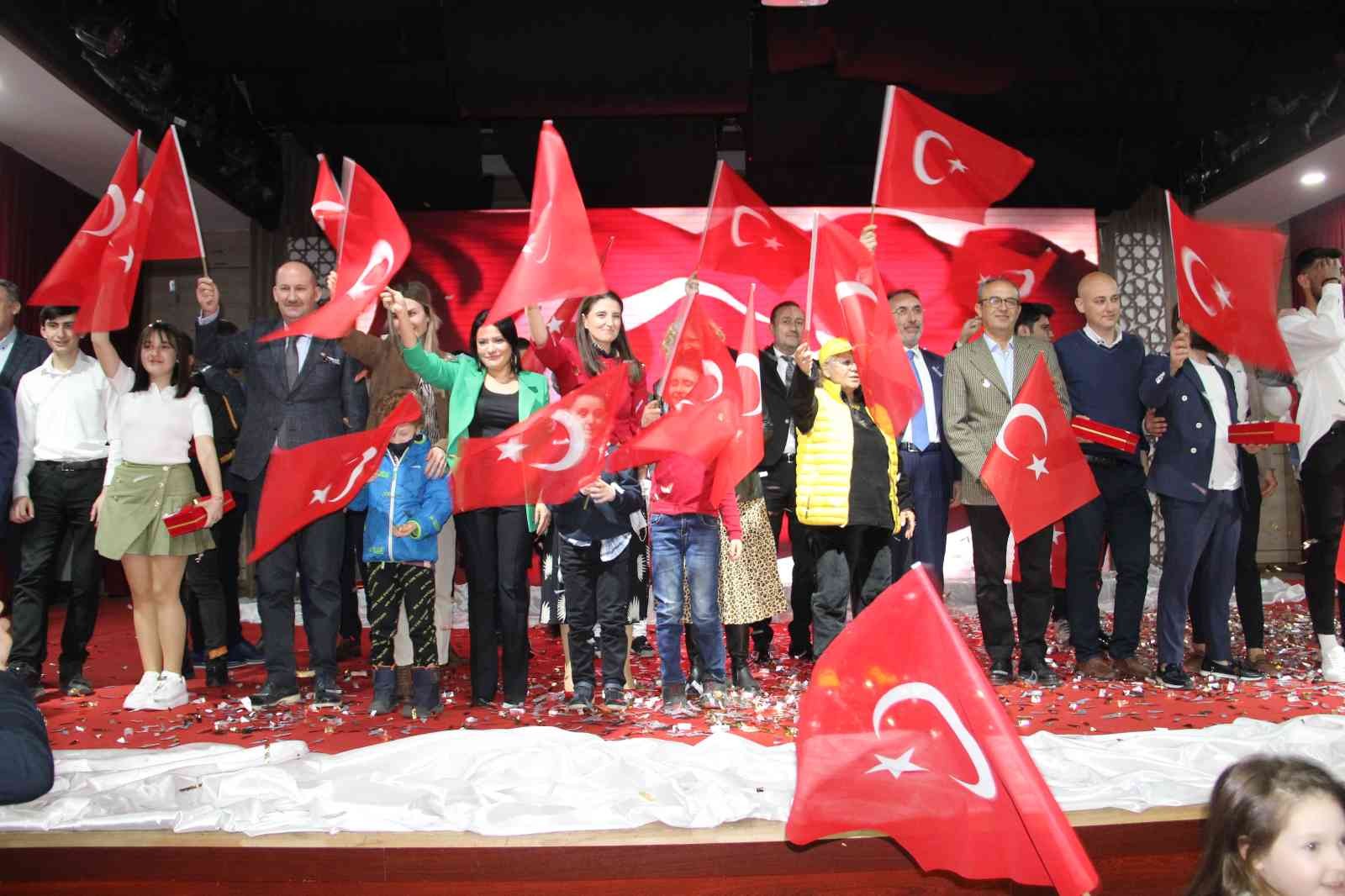 Dünyaya ‘Hocalı’yı anlatan Sevinç’e Manisa’dan onur ödülü