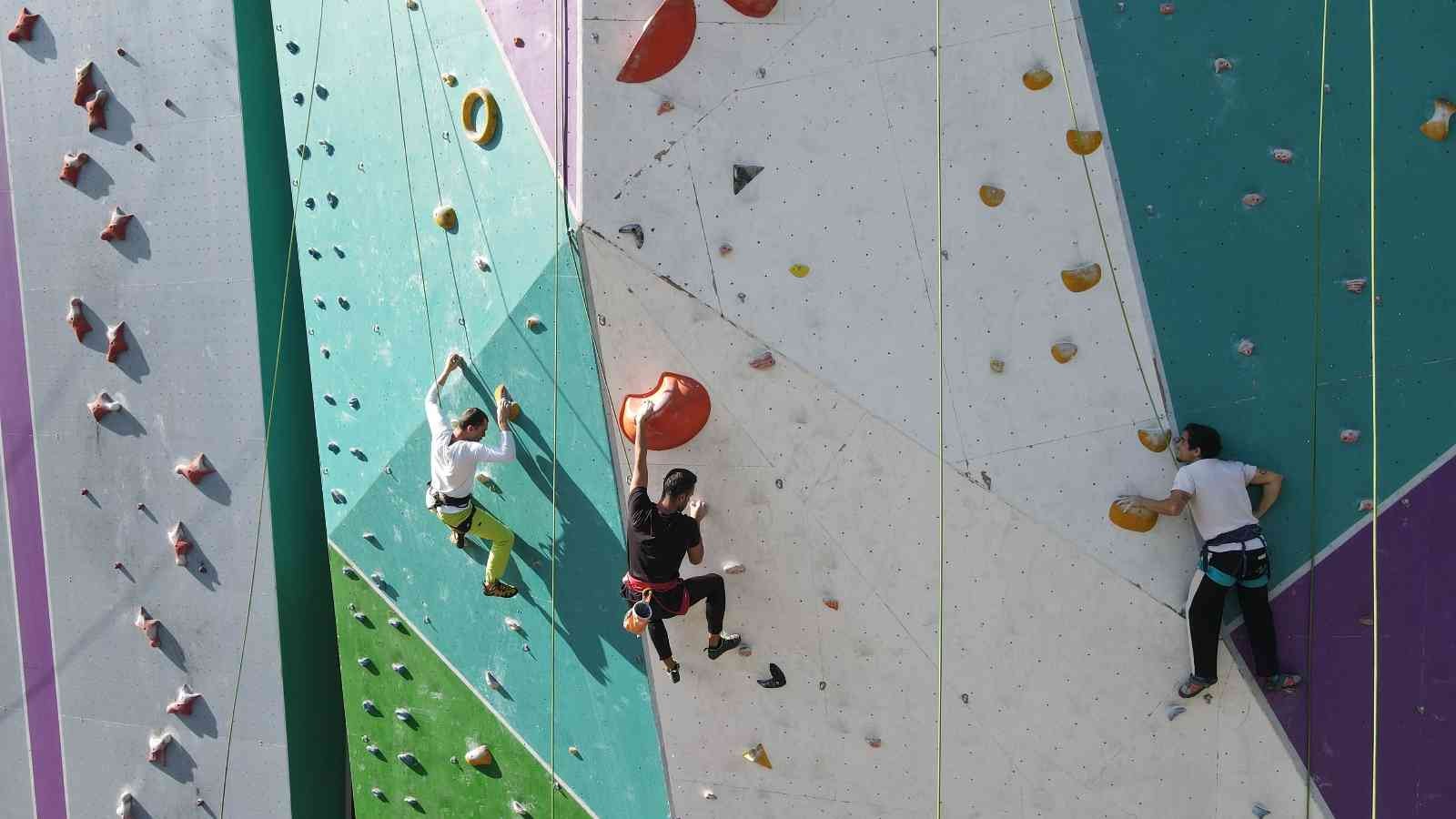 Efeler’in tırmanma duvarında eğitimler sürüyor