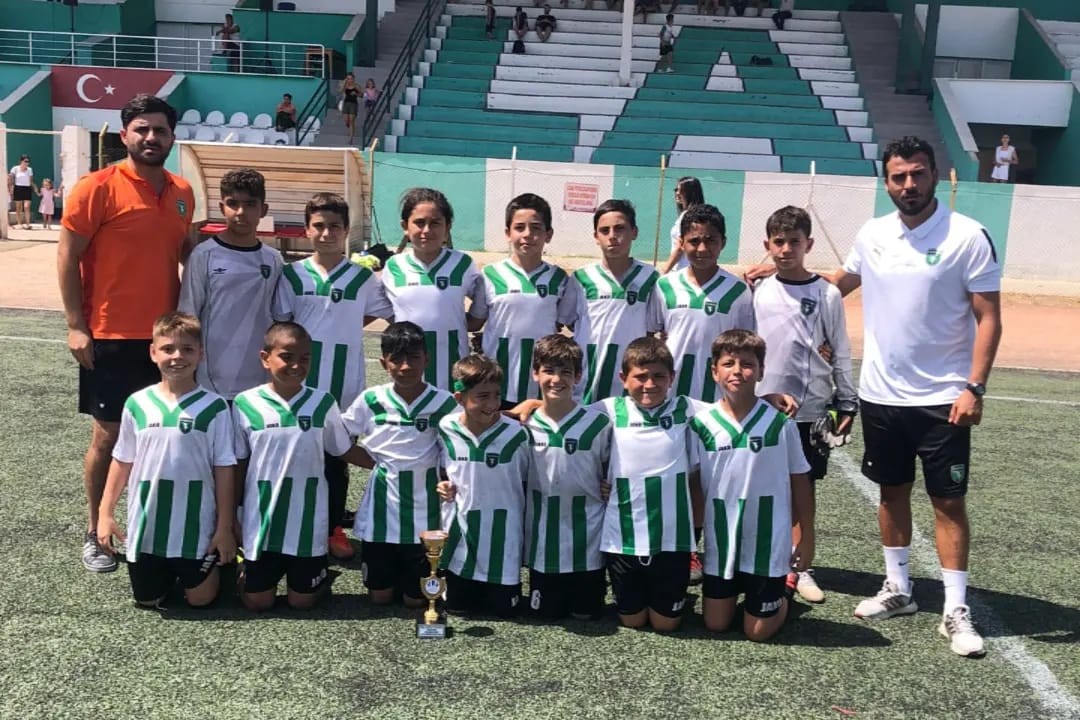 Efelerli minikler İzmir’deki turnuvadan 3’üncülükle döndü