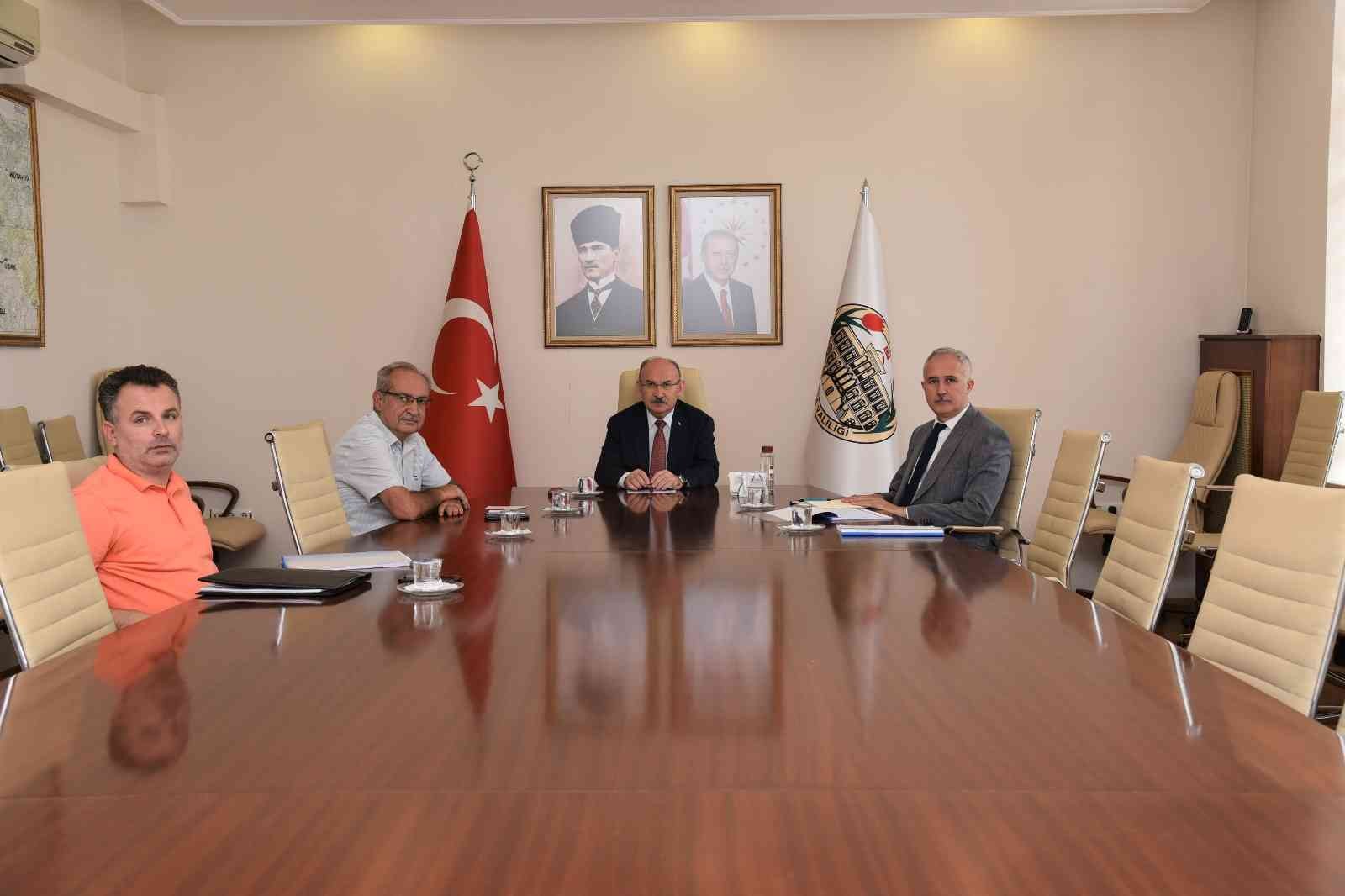 Eğitim yatırımları Vali Karadeniz başkanlığında değerlendirildi