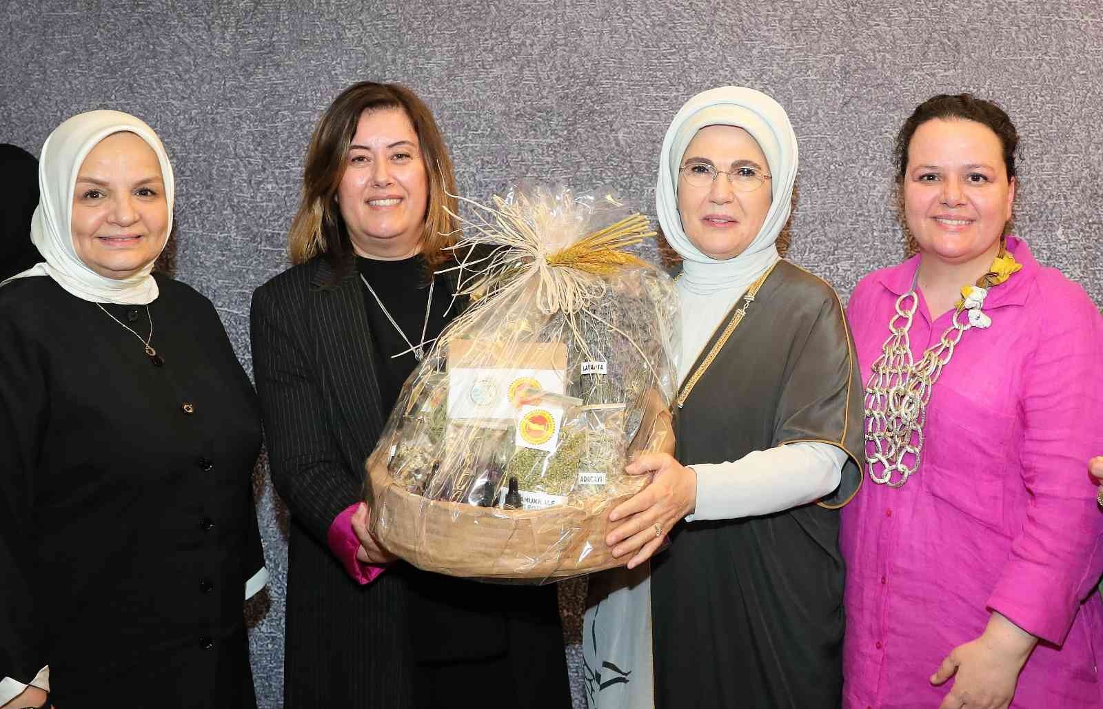 Emine Erdoğan’a Denizli kekiği takdim edildi