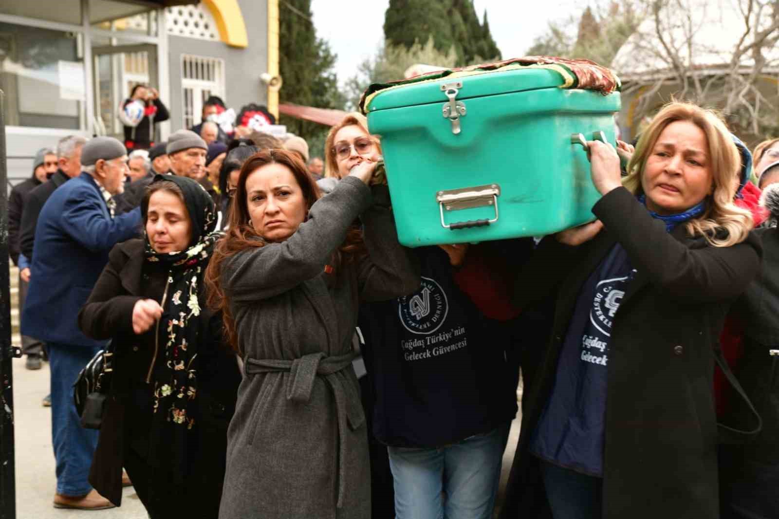 Eşi tarafından öldürülen kadının tabutunu kadınlar taşıdı