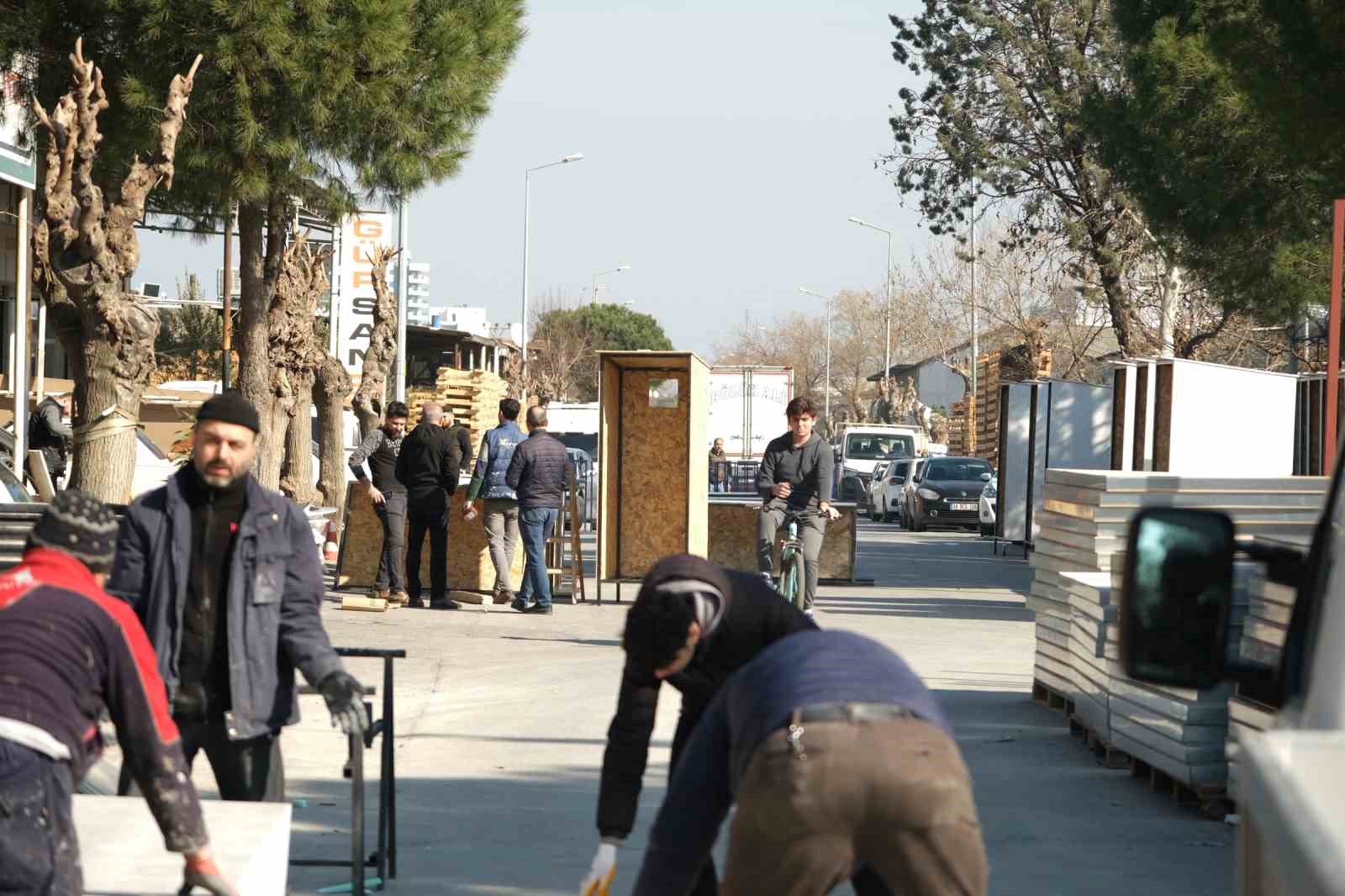 Esnaf, hayırsever ve öğrencilerin işbirliğiyle deprem bölgesi için seyyar tuvalet üretiliyor