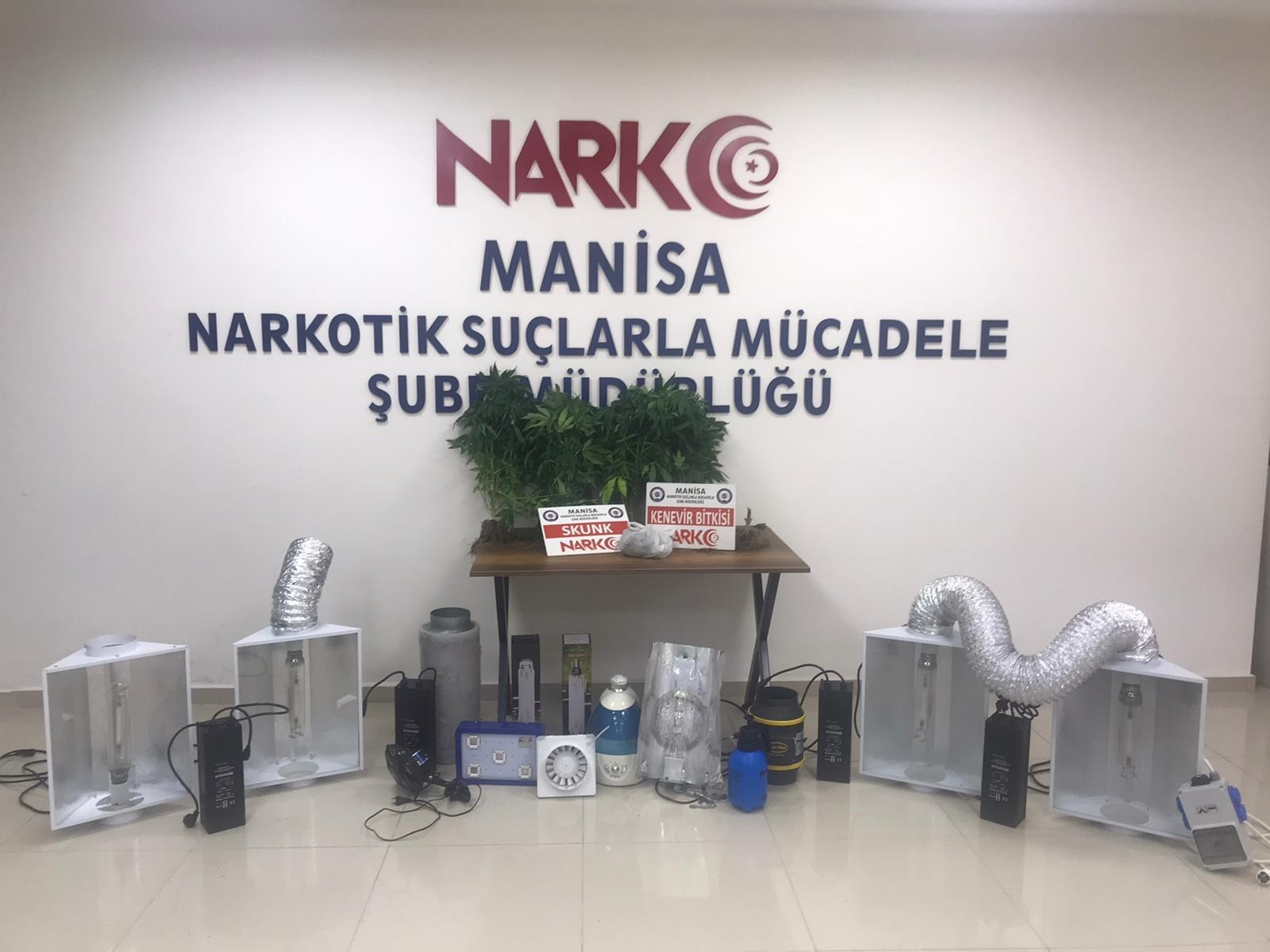 Evini uyuşturucu imalathanesine çevirmiş