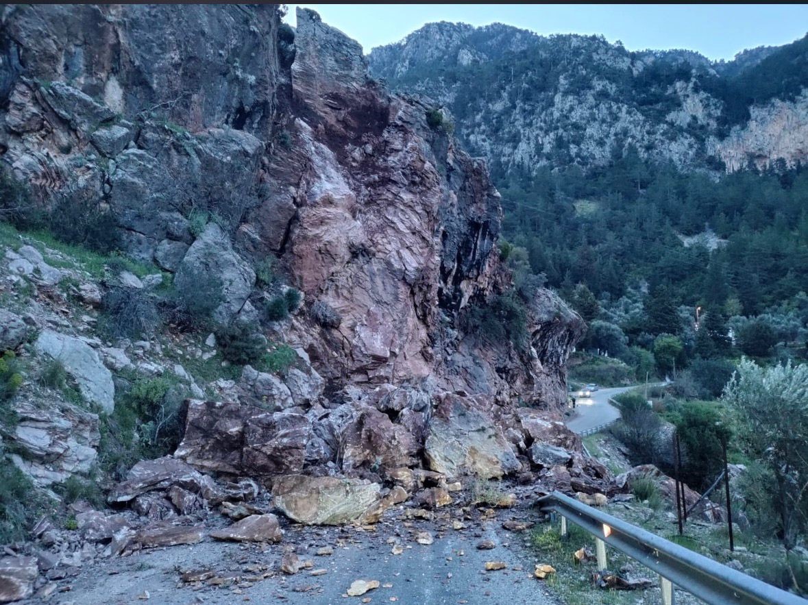 Fethiye’de kaya düşmesi sonucu Faralya yolu ulaşıma kapandı