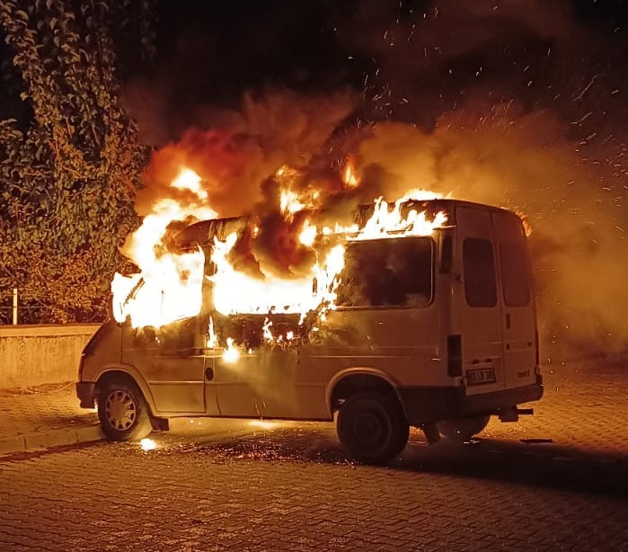 Gediz’de park halindeki araç alev alev yandı