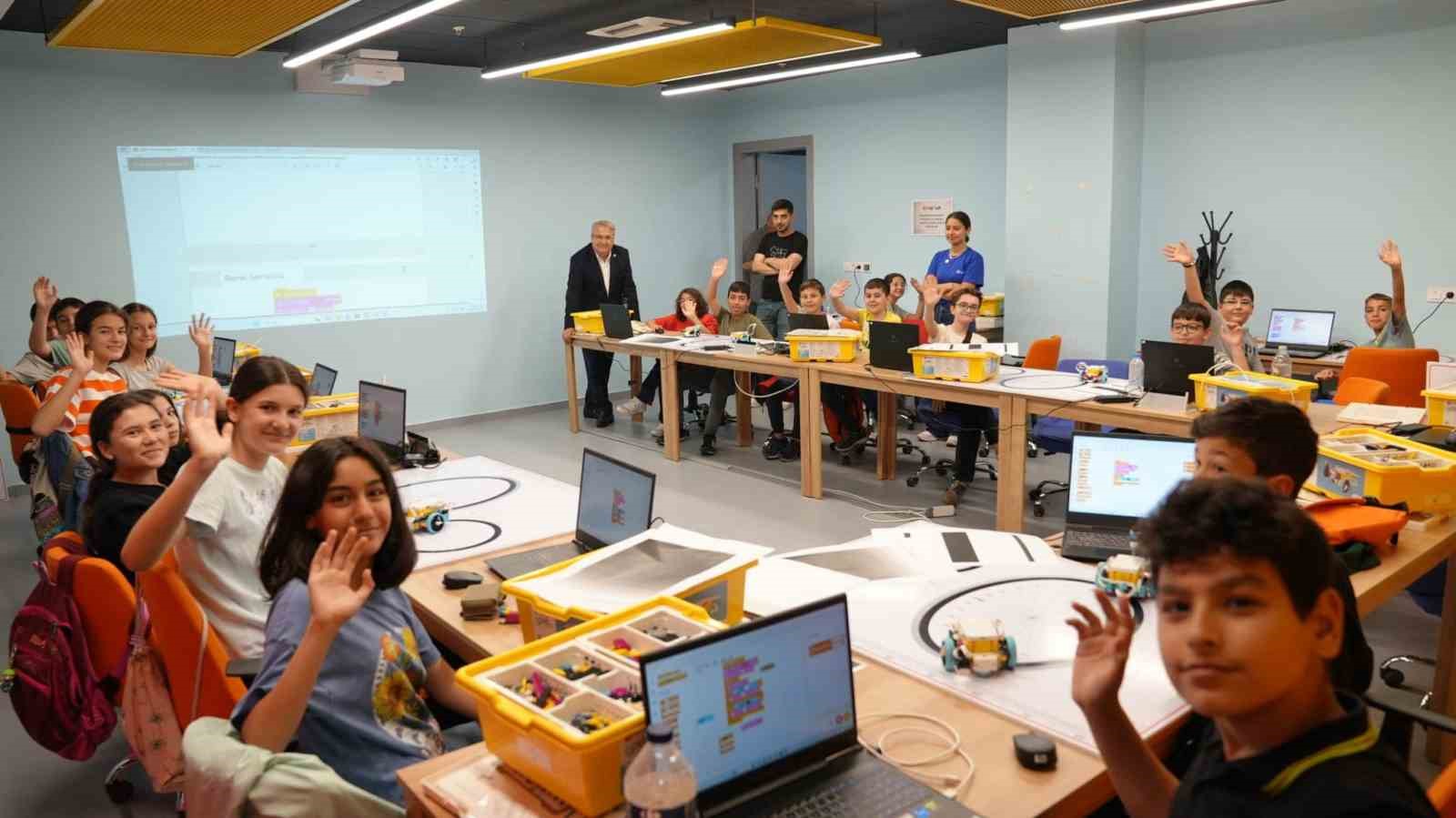 Geleceğin bilim insanları Yunusemre’de yetişiyor