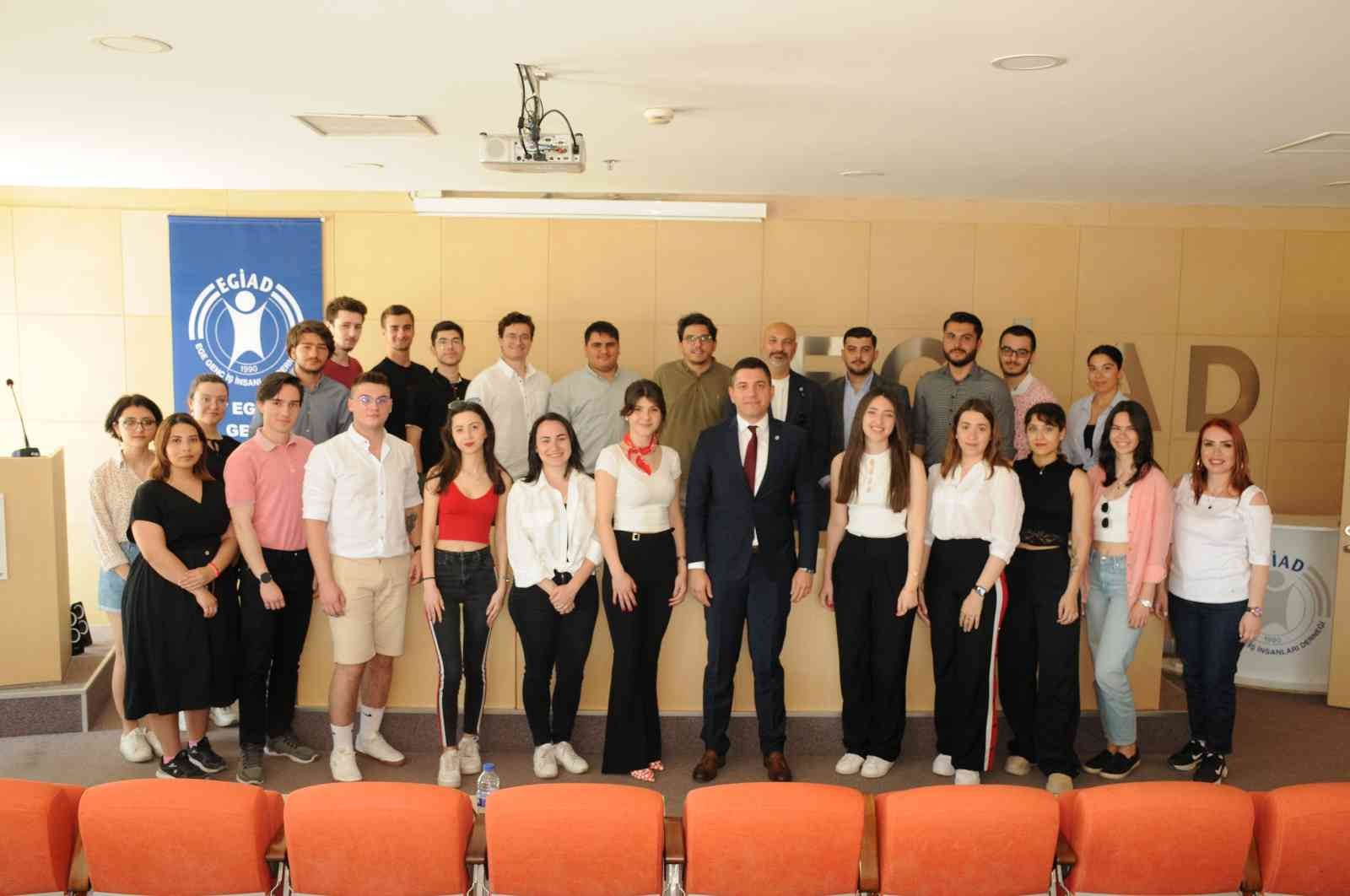 “Gençler geleceği, dünyayı ve Türkiye’yi daha iyi değerlendiriyor”
