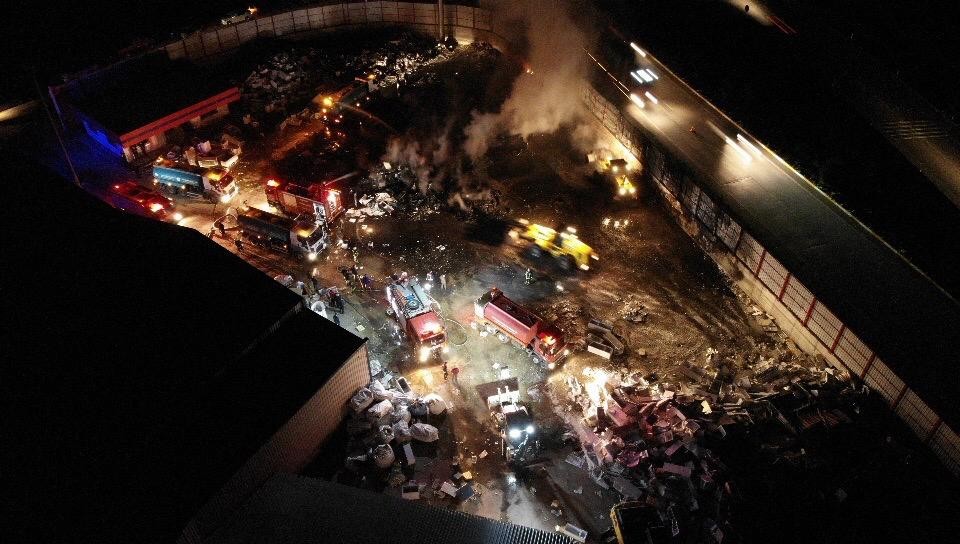 Geri dönüşüm tesisindeki yangın söndürüldü