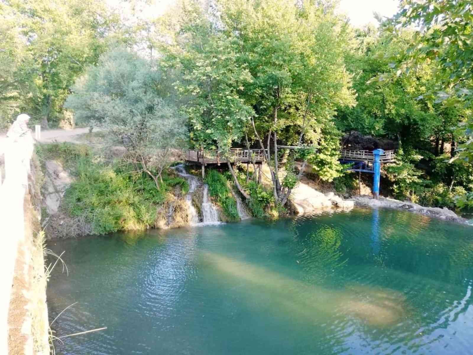 Göktepe sakinleri doğal havuzda serinliyor