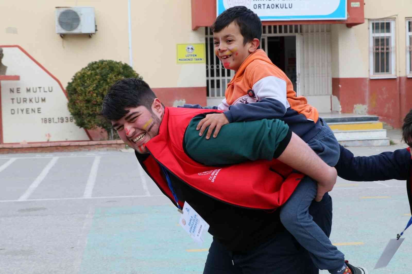 Gönüllü gençler Manisa’da gönüllere dokundu