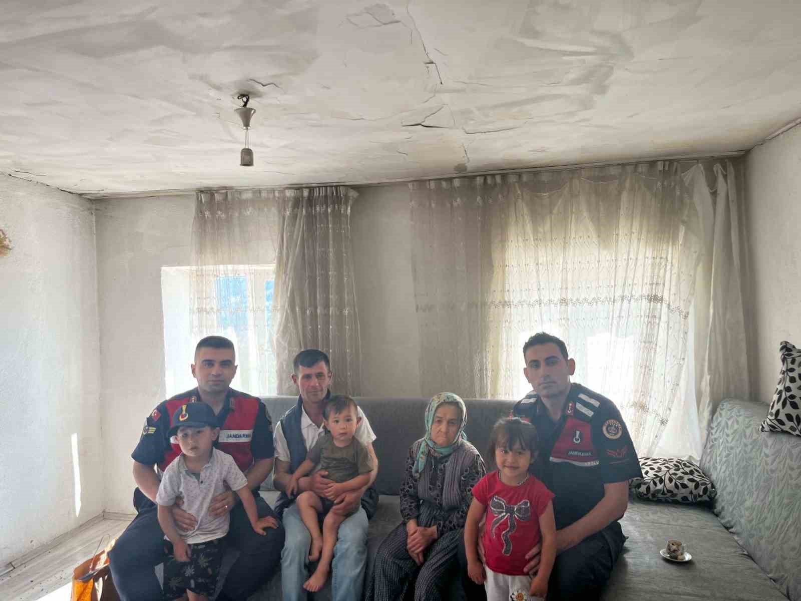 Gördes Jandarmasından şehit yakınlarına bayram ziyareti