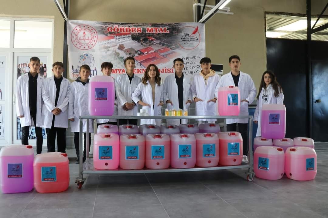 Gördesli öğrenciler temizlik ürünü üretiyor