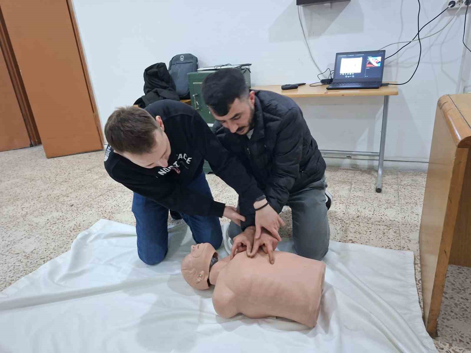 Gördes’te STK’lara yönelik ‘hayat kurtaran’ eğitimler başladı