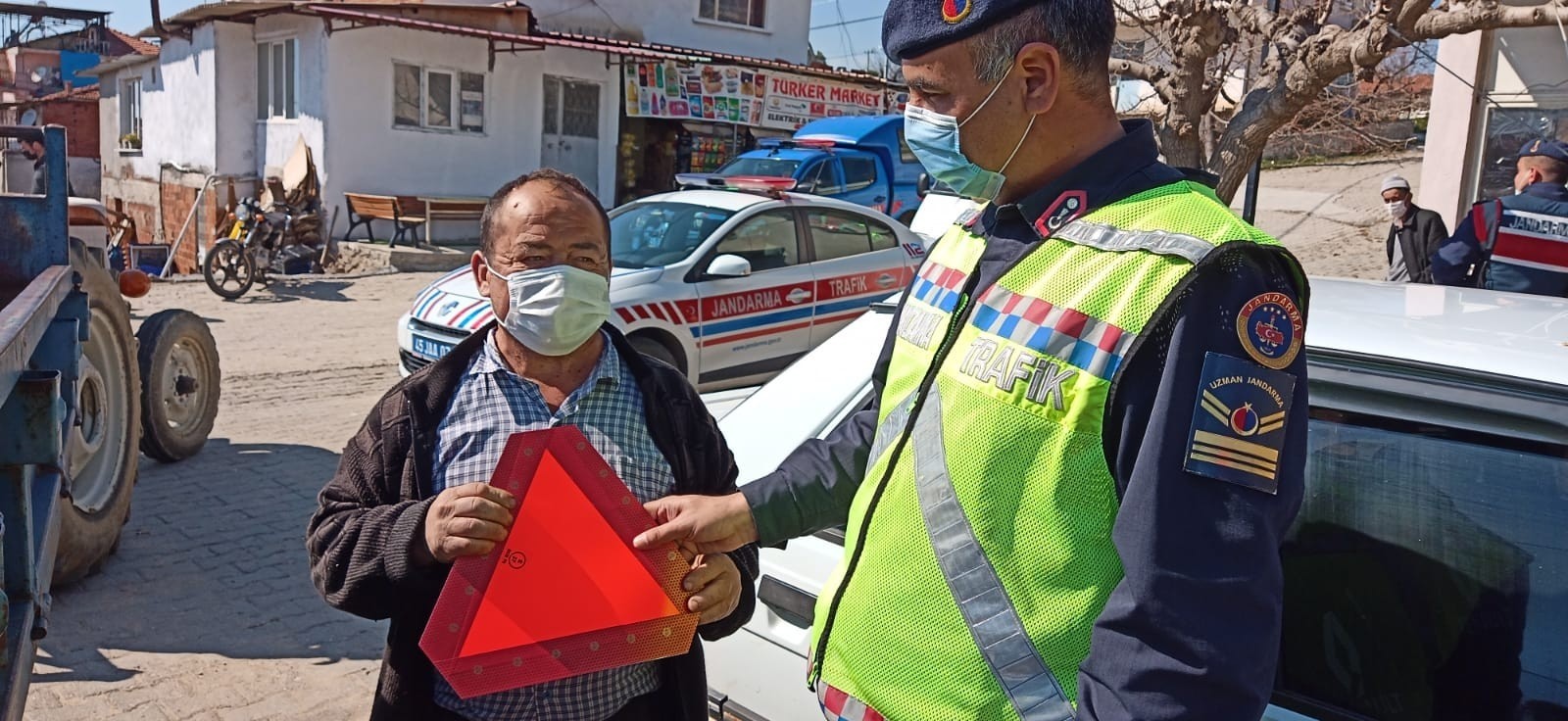 Gördes’te çiftçilere reflektör dağıtıldı