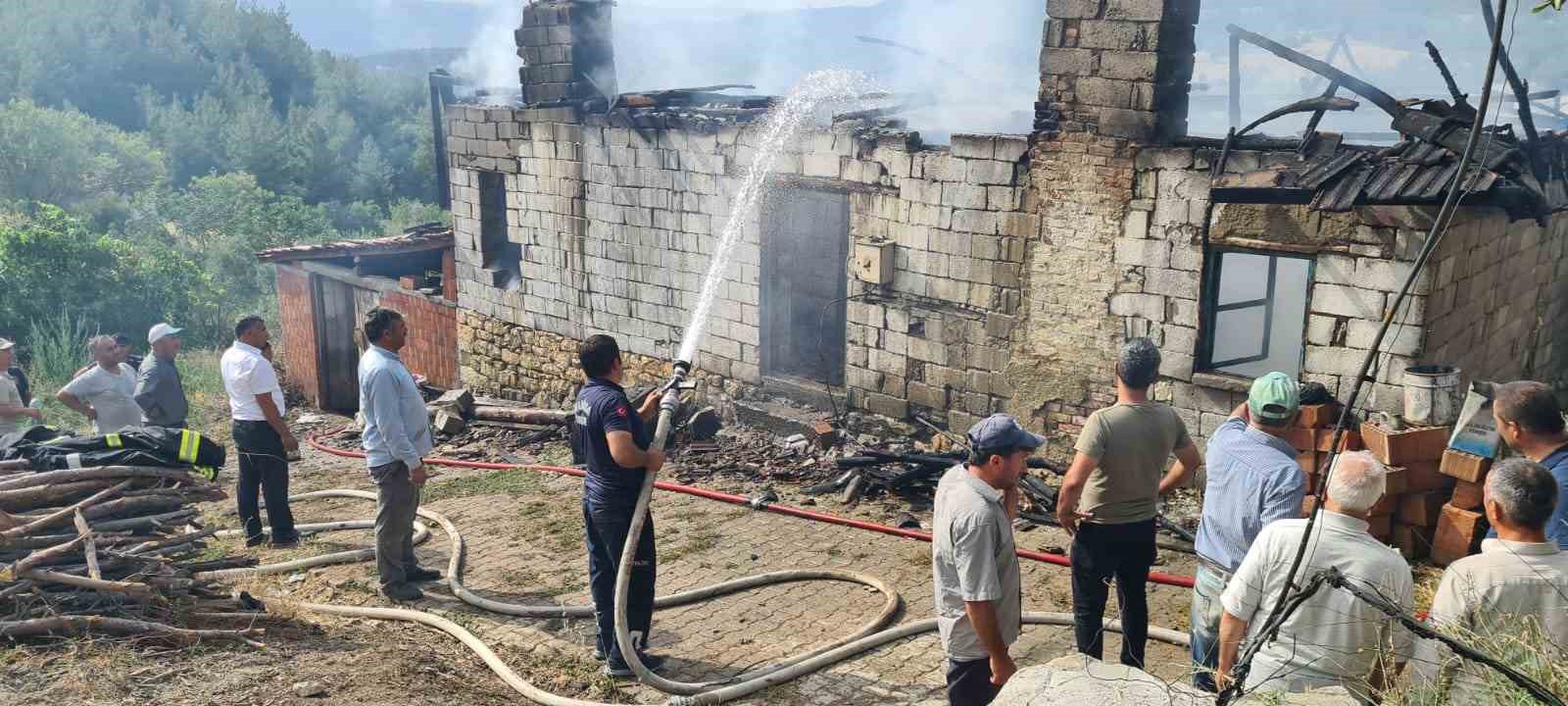 Gördes’te ev yangını: 1 yaralı