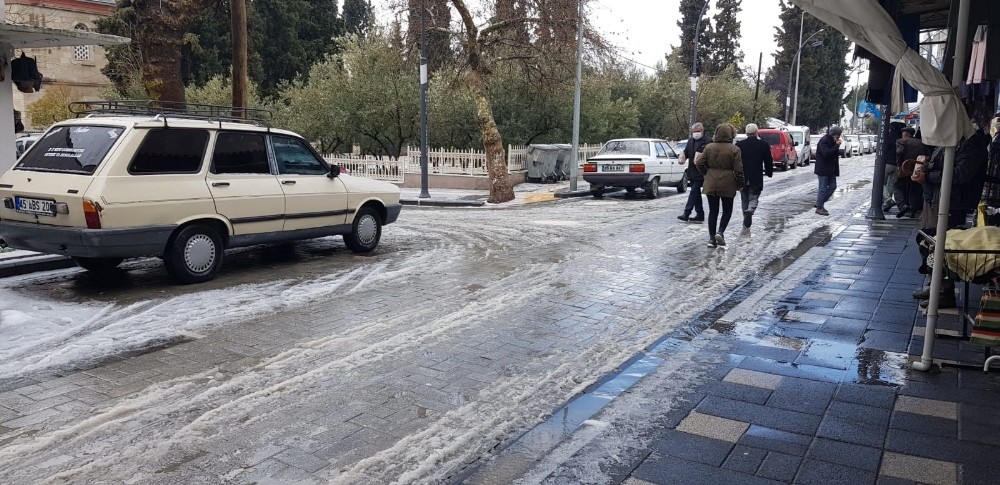 Gördes’te kar yağışı etkili oldu