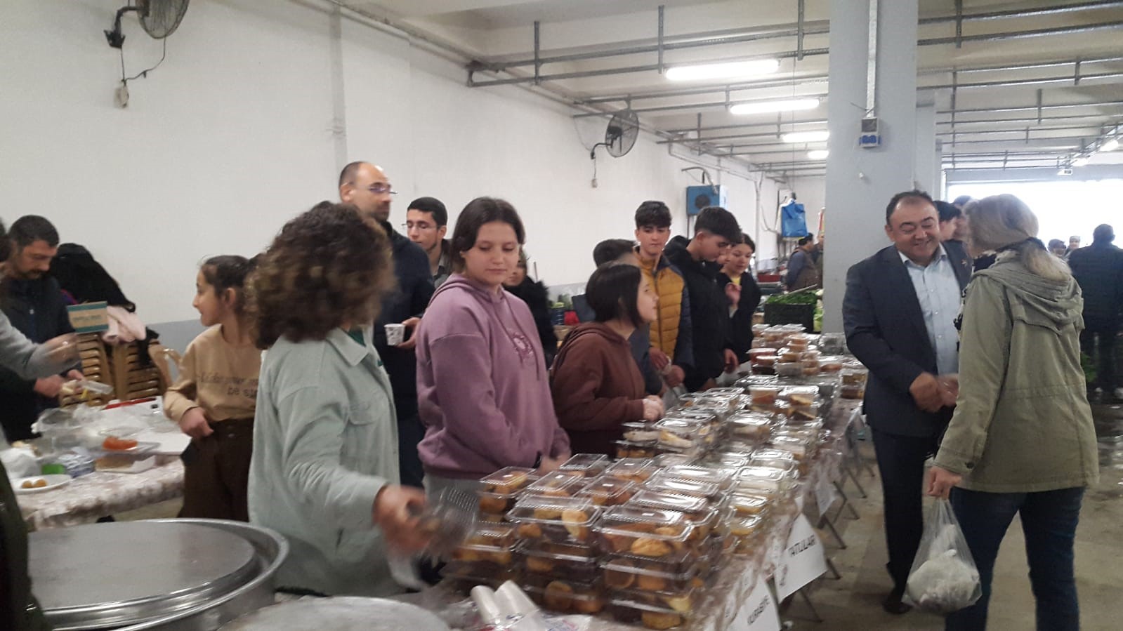 Hayır çarşısının geliri depremzedelere