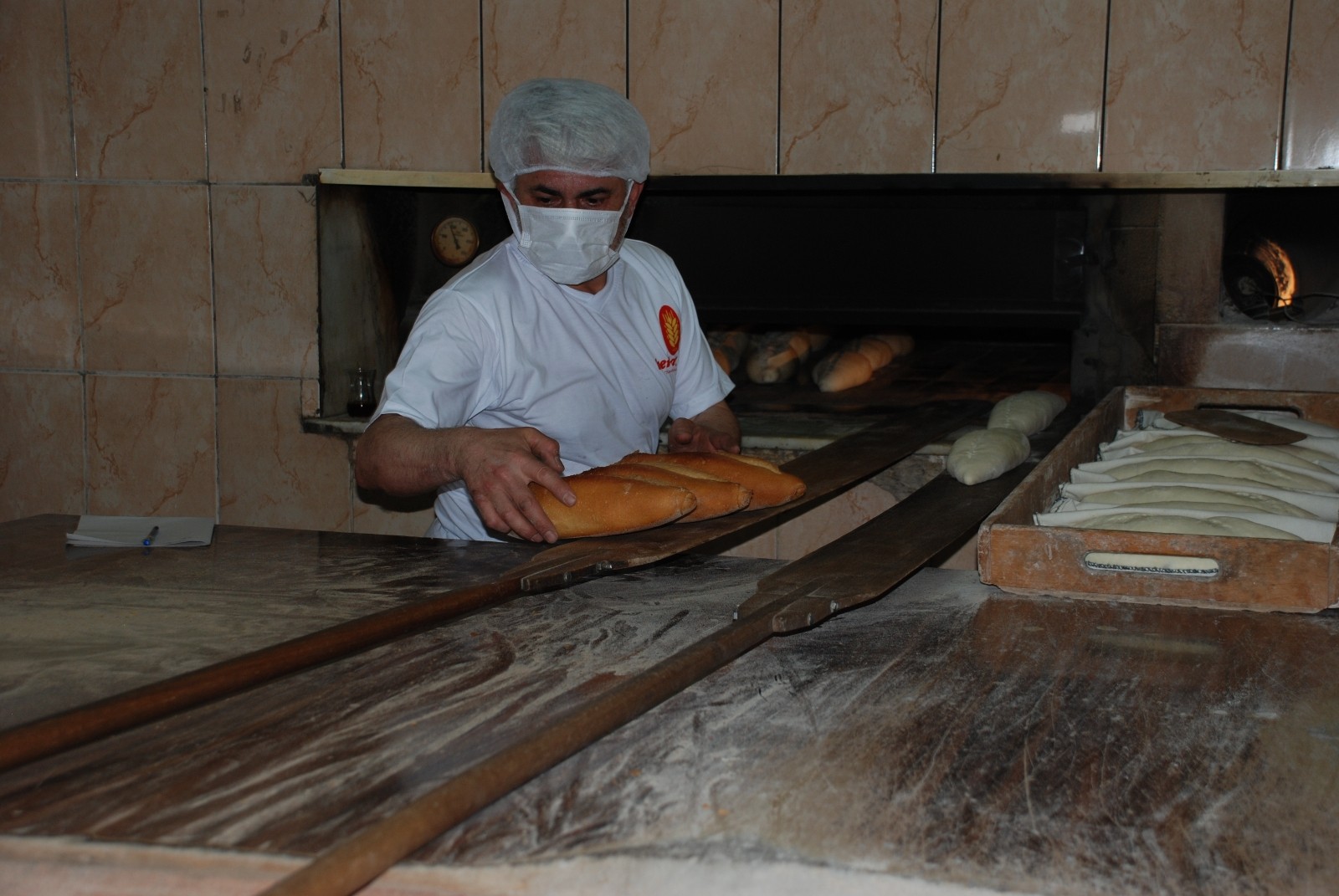 Hem ekmek ustası hem şarkıcı