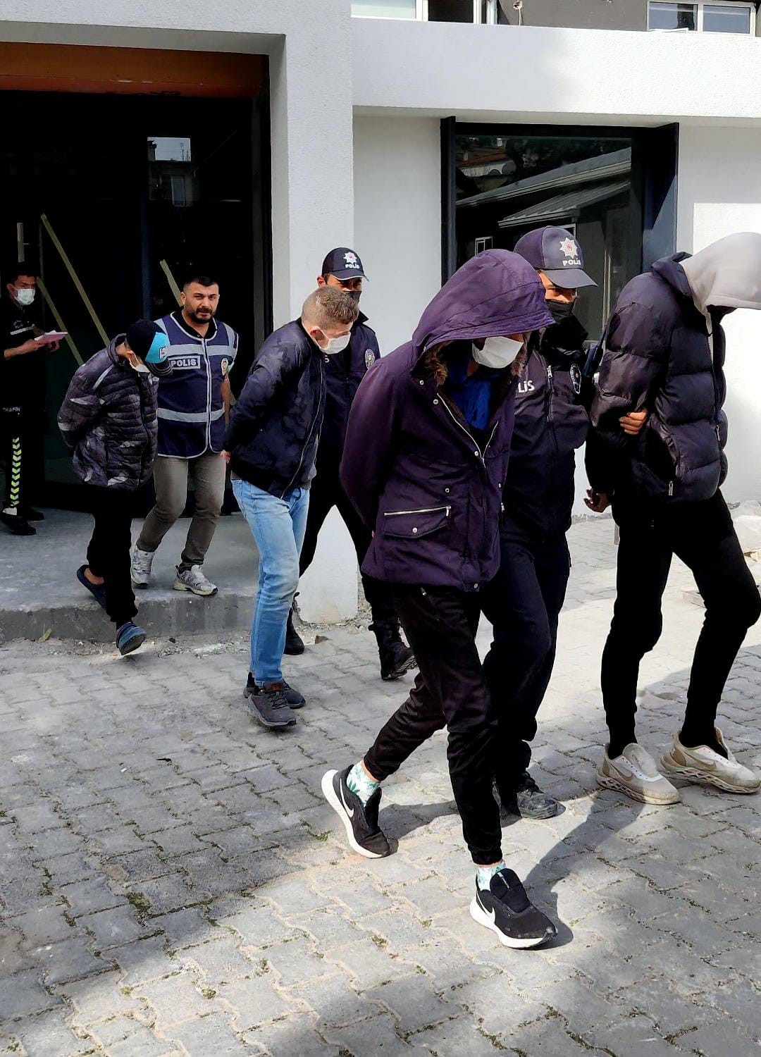 Hırsızlar çaldıkları eşyaları yükleyip kaçarken suçüstü yakalandı