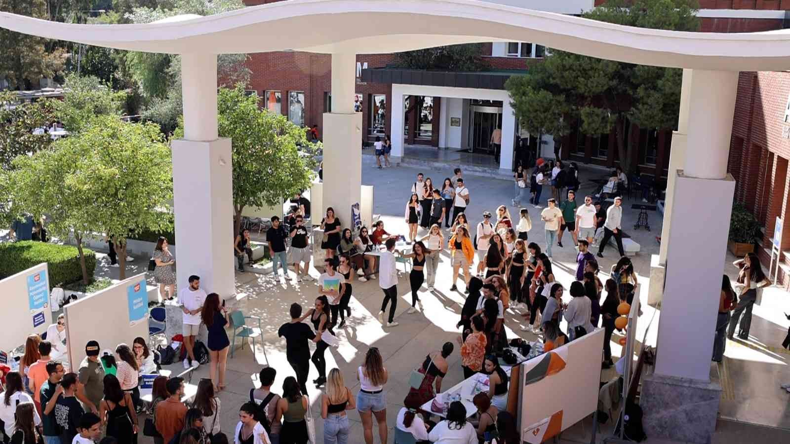 İEÜ’de ilk gün heyecanı