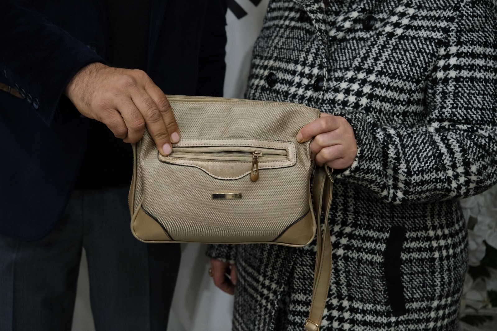 İçi altın dolu çantayı otobüste unuttu büyük panik yaşadı