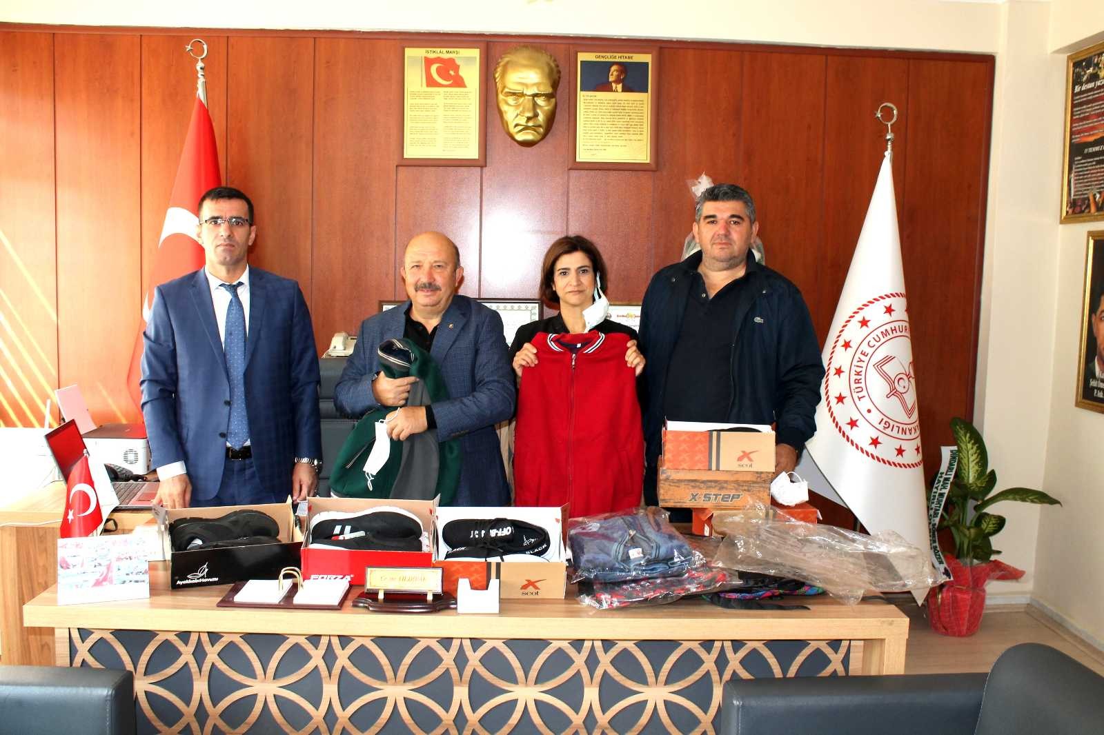 İhtiyaç sahibi öğrencilere kışlık giyecek yardımı