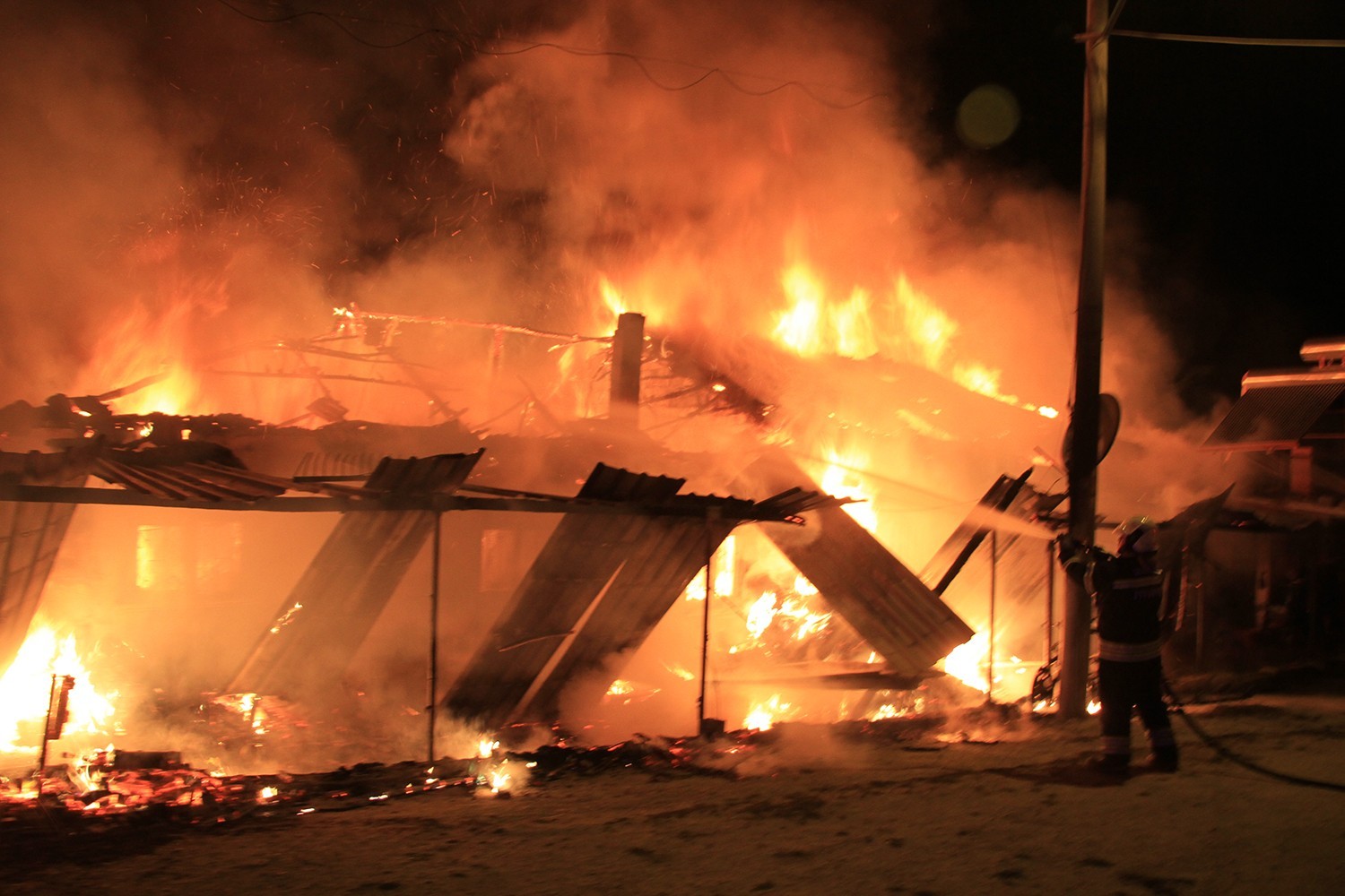 İki kardeşin bitişik haldeki evleri yangında tamamen kül oldu