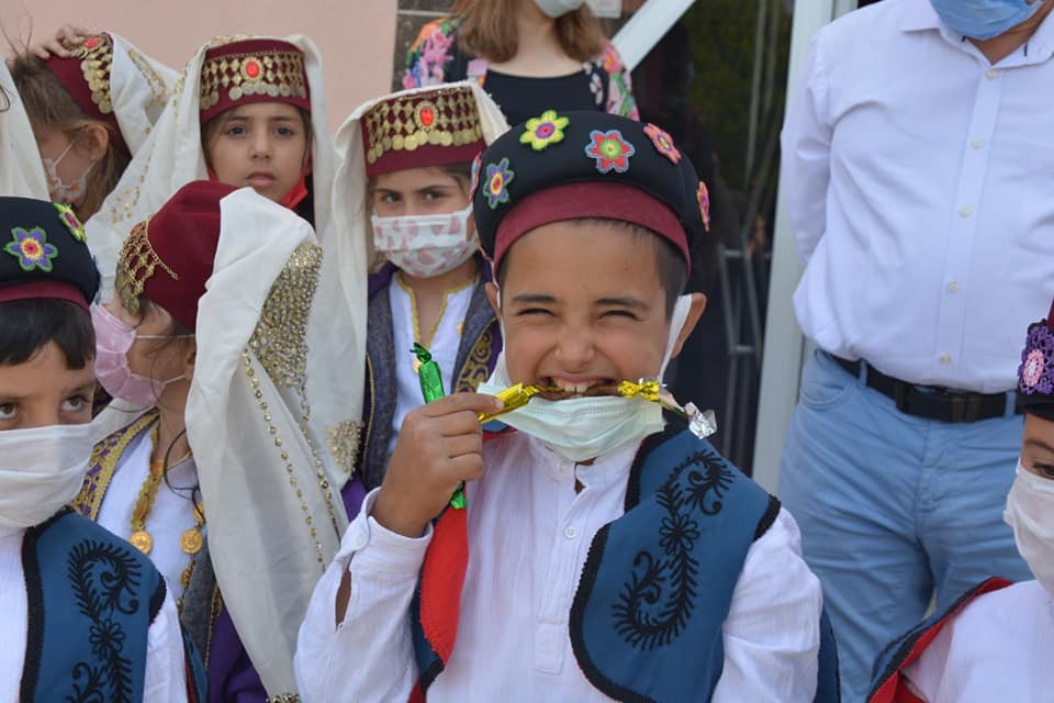 İlkokul öğrencileri Mesir Macunu saçtı