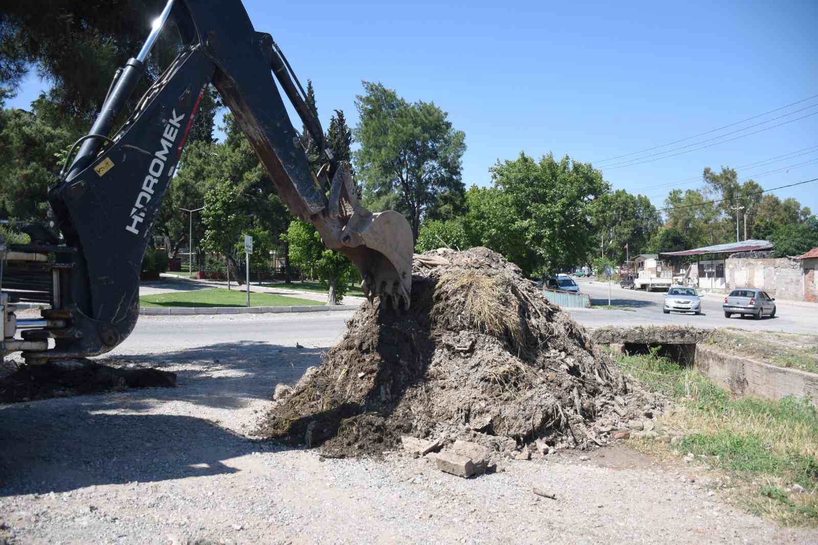 İnsan atıkları dere yataklarını tıkayınca sel de kaçınılmaz oldu