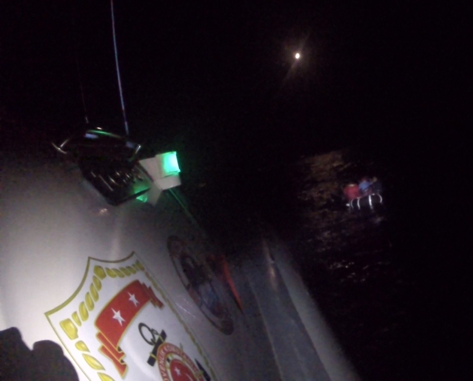 İzmir açıklarında 8 düzensiz göçmen kurtarıldı