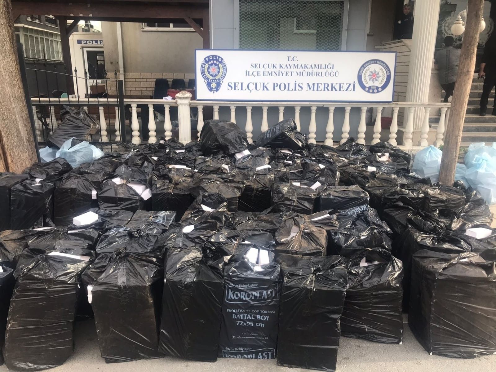 İzmir’de 2 milyon 420 bin adet bandrolsüz makaron ele geçirildi