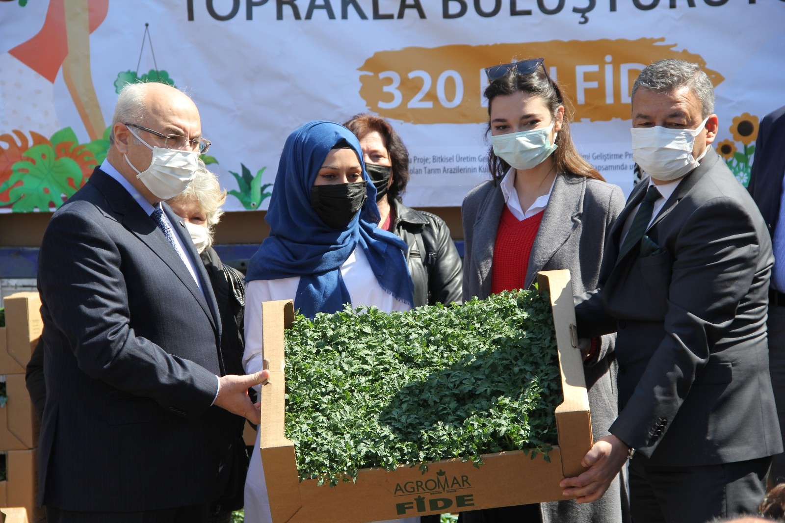 İzmir’de 320 bin yerli ve milli fide 15 bin kadınla buluşturuldu