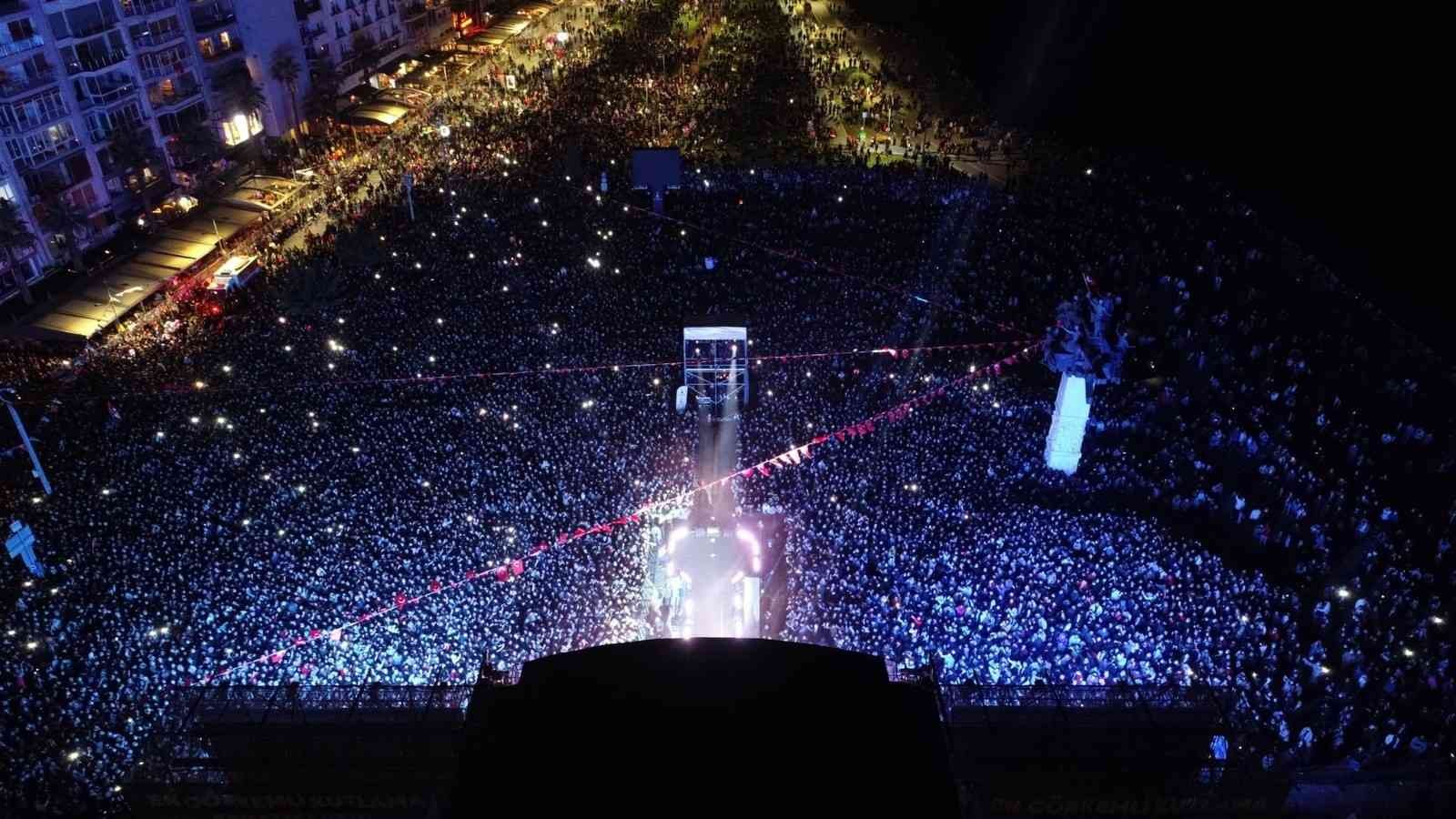 İzmir’de Cumhuriyet Bayramı coşkusu