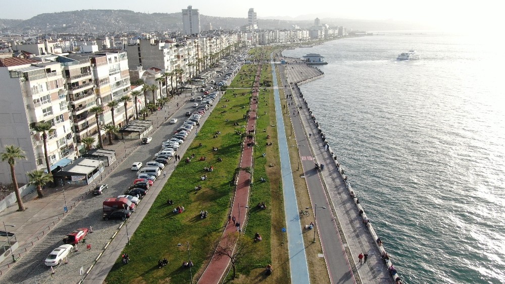 İzmir’de Kordon’un görüntüsü pandemi öncesini aratmadı