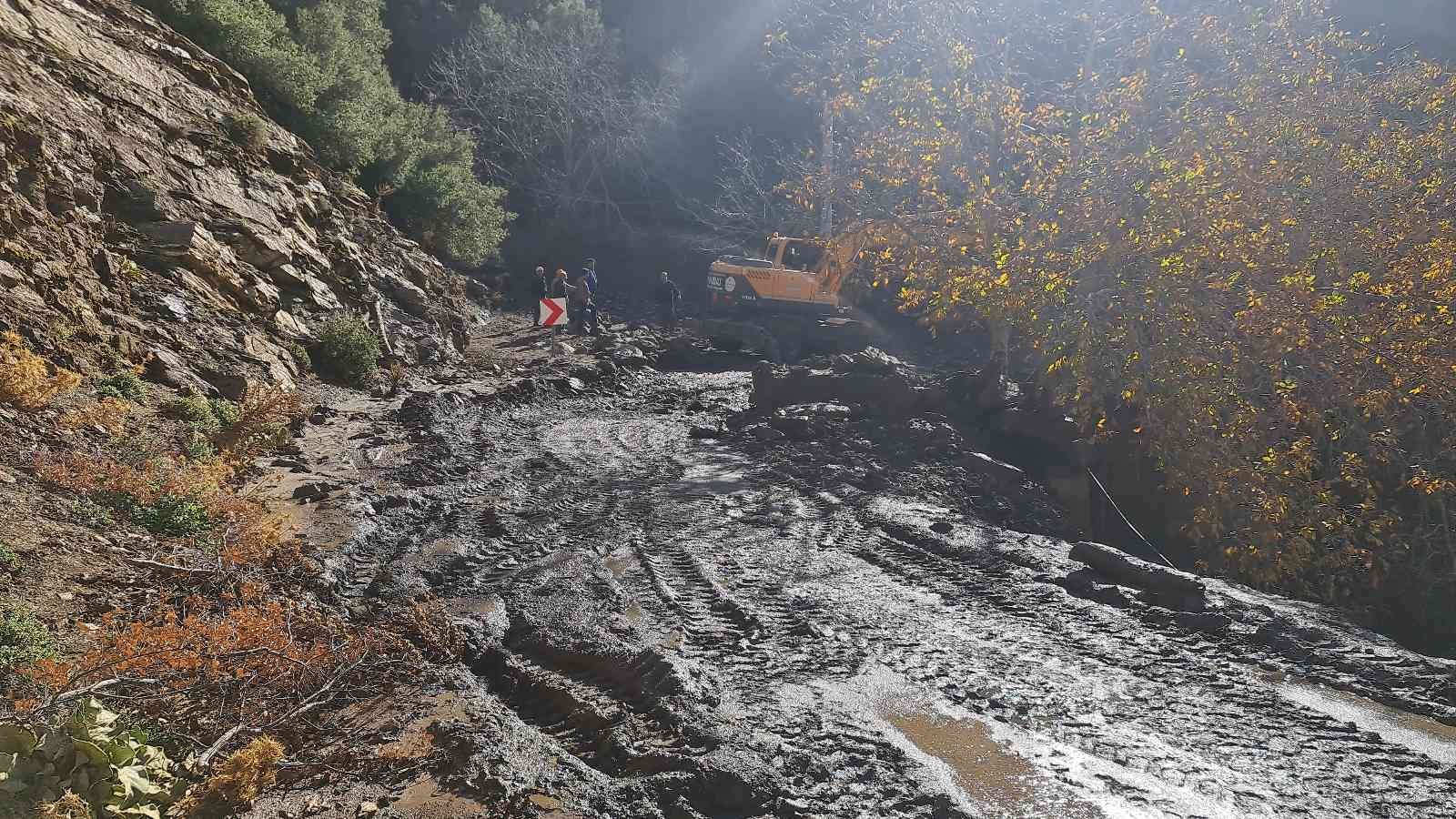 İzmir’de aşırı yağış sonrası oluşan heyelan yolu kapattı