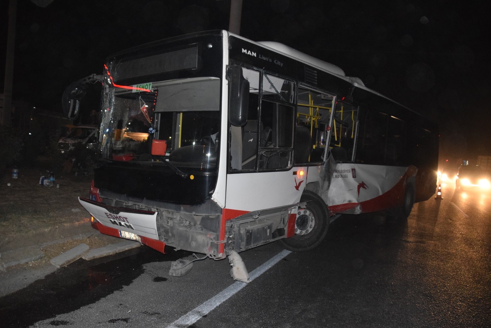 İzmir’de belediye otobüsü ile tır çarpıştı: 12 yaralı