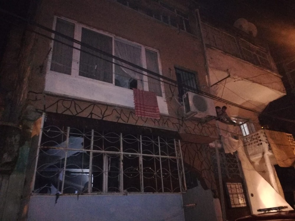 İzmir’de bir kişi evini ateşe verip kaçtı