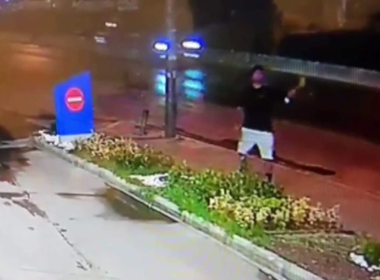 İzmir’de büyük panik: Oyuncak el bombasını akaryakıt istasyonuna fırlattı