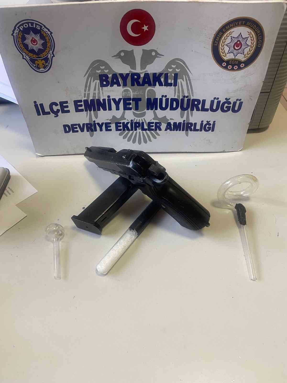 İzmir’de farklı suçlardan aranan şüpheli, çalıntı araç içerisinde yakalandı