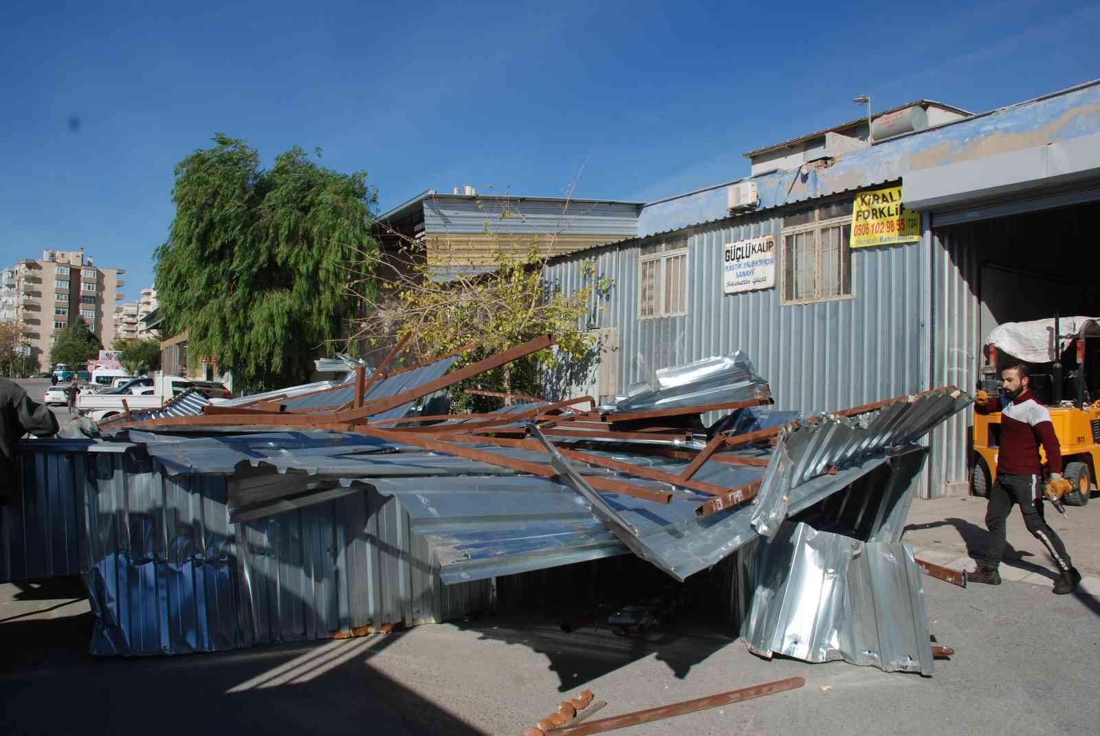 İzmir’de fırtına çatı uçurdu