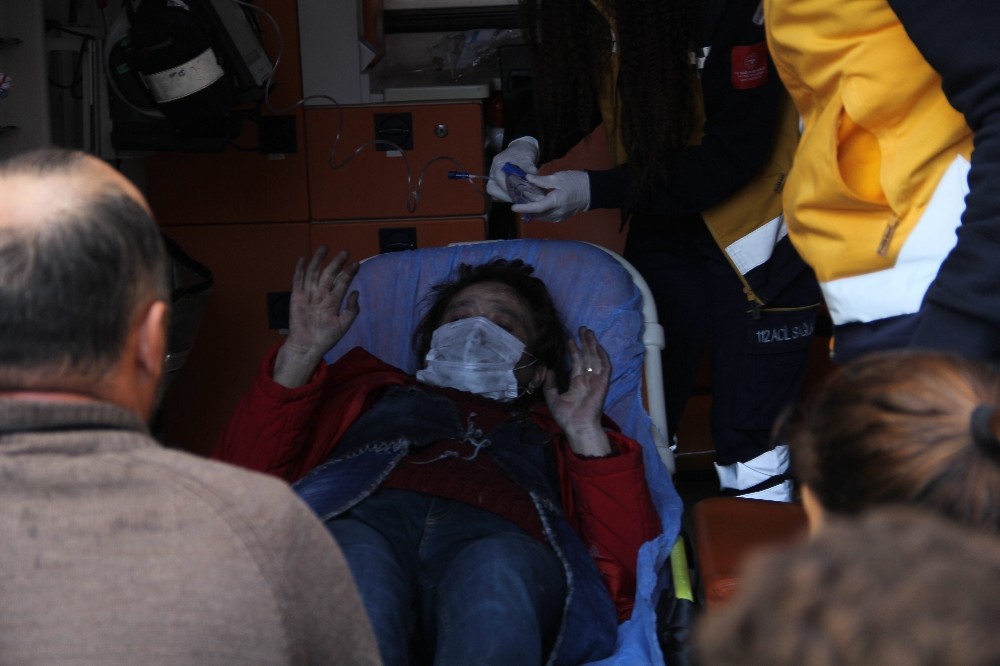 İzmir’de gelinlik atölyesinde yangın: 1 kişi dumandan etkilendi