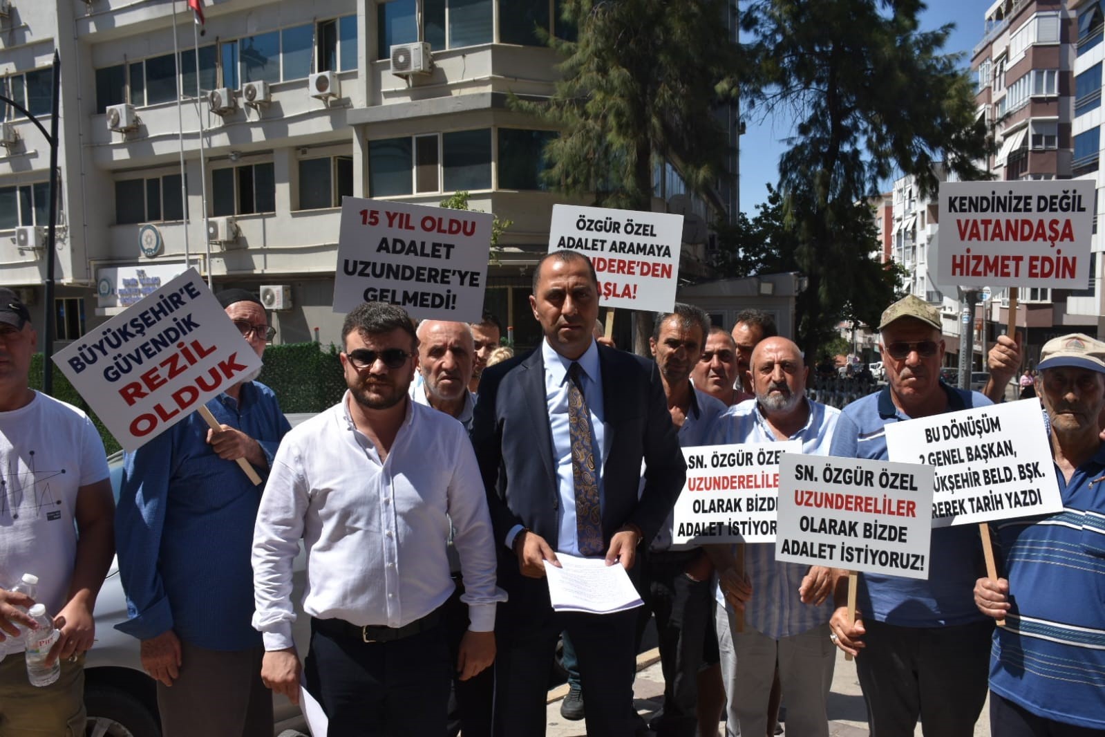 İzmir’de kentsel dönüşüm mağdurları isyan etti: ’15 yıllık bekleyiş yeter!’